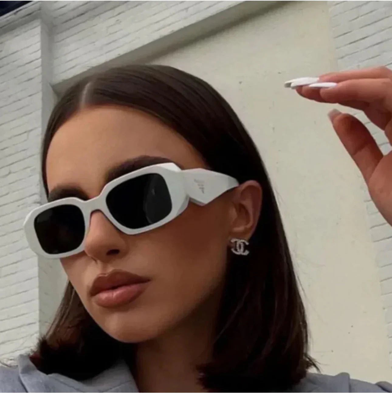 files/glasses_girl.webp